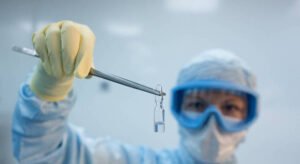 Read more about the article AstraZeneca e Oxford suspendem testes de vacinas contra Covid-19 após reação adversa