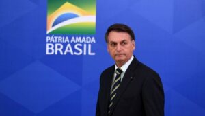 Bolsonaro diz ‘Não sei por que correr’, sobre vacina contra a covid-19