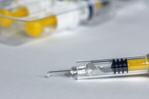 Leia mais sobre o artigo AstraZeneca confirma resultado encorajador de vacina de Oxford