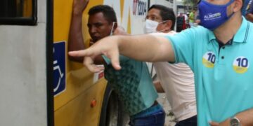Candidato a prefeito de Manaus, puxa arma e prende assaltante de ônibus no Coroado durante caminhada