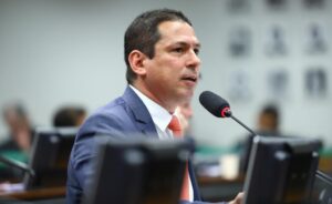 Marcelo Ramos requere de Rodrigo Maia retomada da comissão da Segunda Instância