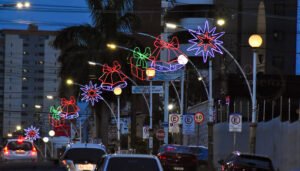 Leia mais sobre o artigo Prefeitura inicia ornamentação natalina em ruas e avenidas de Manaus