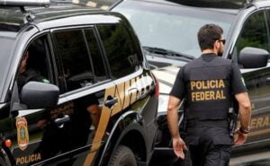 Read more about the article PF prende suspeito de atirar veículo contra o Ministério da Justiça