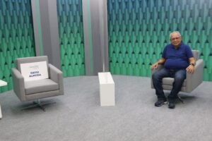 Read more about the article Amazonino destaca programa de auxílio de R$ 300 e defende os idosos em debate na TV Amazonas