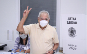 Leia mais sobre o artigo Amazonino Mendes teve dificuldade na hora de votar