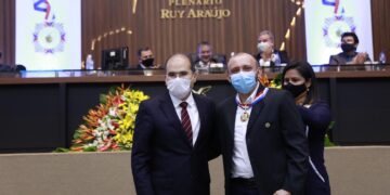 Ricardo Nicolau concede Mérito Legislativo a médico que atuou na linha de frente da pandemia