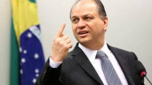 Leia mais sobre o artigo Bolsonaro vai substituir Pazuello por Ricardo Barros no Ministério da Saúde, diz portal
