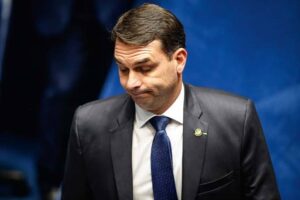 Dinheiro vivo vira obstáculo em denúncia contra Flávio Bolsonaro