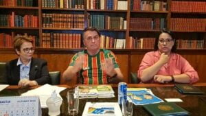 Read more about the article Adepto das camisas de futebol, Bolsonaro já vestiu uniformes de 81 times diferentes