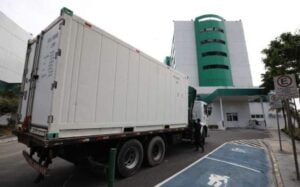Read more about the article Câmaras frigoríficas voltam a ser instaladas em hospital de Manaus