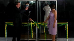 Leia mais sobre o artigo Bolsonaro e Michelle expõem trajes usados na posse presidencial, em 2019 