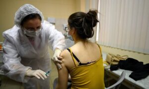 Leia mais sobre o artigo Começou a vacinação em massa contra Covid-19 em Moscou