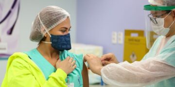Profissionais de saúde do Hospital Delphina Aziz recebem vacinação contra a Covid-19