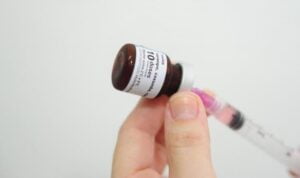 Read more about the article Estudo diz que vacina tríplice viral reduz em 54% risco de sintomas de Covid-19
