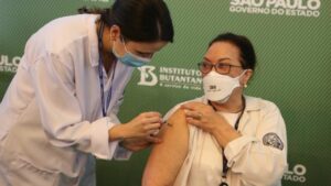 Leia mais sobre o artigo Vacinação contra a covid-19 começa hoje em Manaus