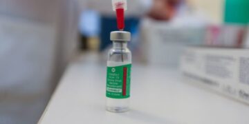 Vacina de Oxford garante 100% de proteção contra casos graves
