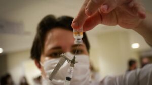 Leia mais sobre o artigo Fiocruz confirma chegada de novo lote de vacinas ainda em fevereiro