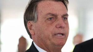 Bolsonaro critica bloqueio do Facebook: ‘certo seria tirar jornais de circulação’