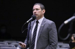 Leia mais sobre o artigo Marcelo Ramos repudia ataque de Ernesto Araújo contra o parlamento