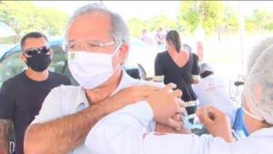 Leia mais sobre o artigo Paulo Guedes é vacinado contra covid-19 em Brasília