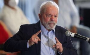 Read more about the article Lula diz que, “se for preciso”, vai “ao centro” nas eleições