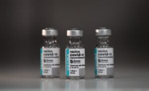 Covid-19 | Novo lote da AstraZeneca completa esquema vacinal de idosos acima de 75 anos