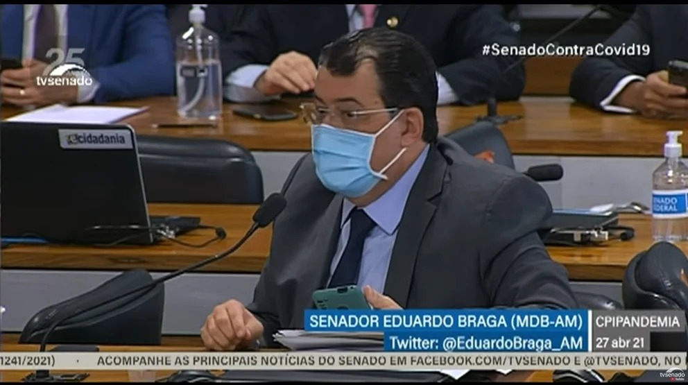 Você está visualizando atualmente CPI da Covid | Eduardo Braga alfineta Flávio Bolsonaro: ‘Parabéns por estar usando máscara!’