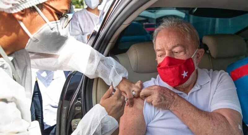 Você está visualizando atualmente Lula toma segunda dose da vacina contra a covid-19