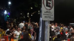 Covid- 19 | Com mais de 300 pessoas nas ruas, bares no Centro são fechados