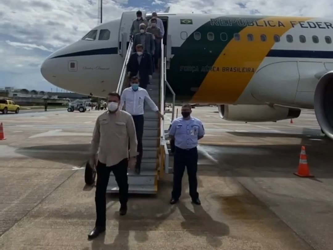 Você está visualizando atualmente Delegado Pablo, Silas Câmara e Coronel Menezes recepcionam Jair Bolsonaro no aeroporto de Manaus 