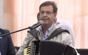 Leia mais sobre o artigo Ministro sanfoneiro comete gafe ao tocar música errada em homenagem a Zezinho Corrêa