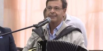 Ministro sanfoneiro comete gafe ao tocar música errada em homenagem a Zezinho Corrêa