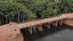 Leia mais sobre o artigo Bolsonaro inaugura ponte de madeira já inaugurada em área indígena o AM
