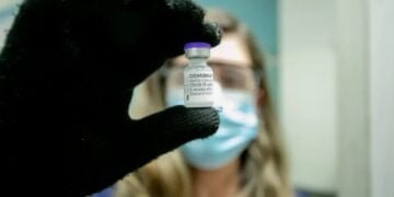 Estudo mostra que vacinas da Pfizer e Oxford são ‘altamente efetivas’ contra cepa indiana