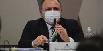 Pazuello pede desculpas por não ter usado máscara em shopping de Manaus