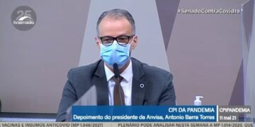 Presidente da Anvisa revela que médica pró-cloroquina sugeriu mudanças na bula do remédio