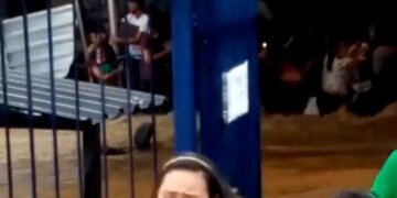 Urgente | Torquato Tapajós alaga e pessoas são arrastadas pela água