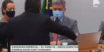 Deputado bolsonarista agride presidente de comissão sobre uso medicinal da maconha