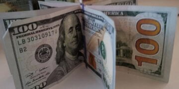 Economia | Dólar fecha a R$ 5,02, menor valor em um ano