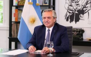 Read more about the article ‘Brasileiros vieram da selva’, diz presidente da Argentina; senador Plínio Valério reage a fala