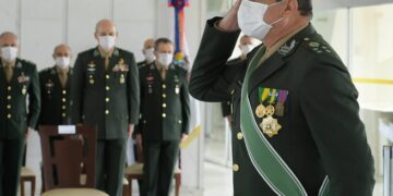 Decisão de livrar Pazuello teve aval do Alto Comando do Exército