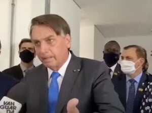Bolsonaro ofende jornalista de emissora afiliada da Globo: “Canalhas”