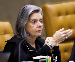 Read more about the article Cármen Lúcia suspende devolução de madeira ilegal apreendida pela PF