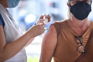Leia mais sobre o artigo Prefeitura retoma vacinação contra a Covid-19 e reabre unidades de saúde