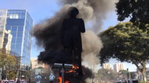 Leia mais sobre o artigo Estátua de Borba Gato, símbolo da escravidão em São Paulo, é incendiada por ativistas