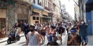 Cuba bloqueia redes sociais e WhatsApp, mas protestos seguem