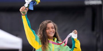 Tóquio | Rayssa Leal faz história e leva a medalha de prata no skate para o Brasil
