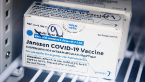 Leia mais sobre o artigo Anvisa americana deve anunciar alerta sobre ligação da vacina da Janssen a síndrome rara