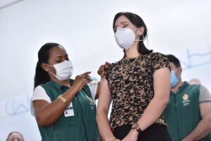 Leia mais sobre o artigo Média de novos casos de Covid-19 em Manaus cai para 310 por dia com avanço da vacinação