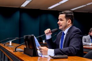 Read more about the article PL do Capitão Alberto Neto, que dá prazo para fixação de processo produtivo de empresa da ZFM é aprovado em comissão